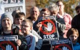 Protest przeciwko powstaniu asfaltowni we Frysztaku. - Chcemy mieć czyste powietrze! [ZDJĘCIA, WIDEO]