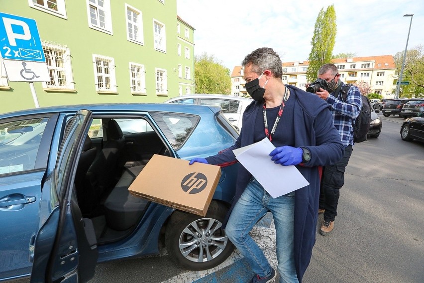 Szczecińscy uczniowie otrzymali kolejne laptopy do nauki