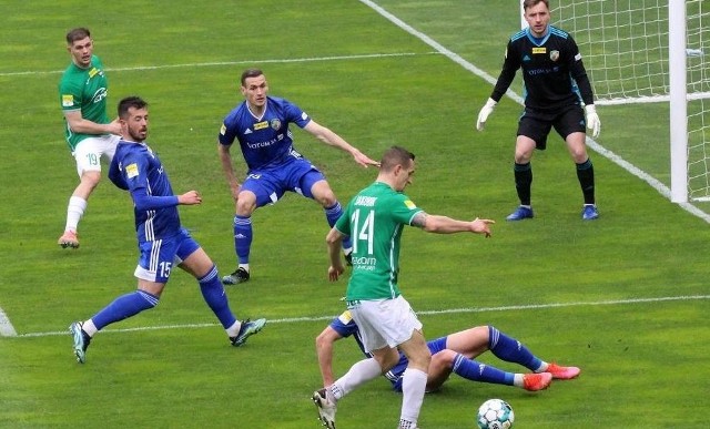 W meczu 23 kolejki, Fortuna 1 Liga, Miedź Legnica przegrała 0:1 z Radomiakiem Radom. Bardzo dobry mecz podopiecznych trenera Dariusza Banasika.Miedź Legnica - Radomiak Radom 0:1 (0:0)Bramka: 0:1 Damian Jakubik 49.Miedź: Lenarcik - Zieliński (81 Lehaire), Pleśnierowicz, Mijusković, Pinillos - Tront, Matuszek, Makuch (64 Bednarski), Roman (80 Kaczmarek) - Drzazga (85 Azikiewicz), Zapolnik.Radomiak: Kochalski - Jakubik, Cichocki, Raphael, Abramowicz - Radecki (76 Kaput), Karwot - Leandro (87 Mikita), Gąska (79 Nascimento), Kozak - Angielski.Sędziował: Tomasz Marciniak (Płock).Piłkarze Radomiaka sprawili bardzo miły prezent dla siebie i dla kibiców zielonych w Wielką Wielkanocną Sobotę. Po bardzo dobrym meczu pokonali Miedź w Legnicy.W 49 minucie po akcji Damiana Gąski, Karola Angielskiego, piłka trafiła pod nogi Damiana Jakubika, który skierował ją do siatki. W 59 minucie, w bardzo dobrej sytuacji znalazł się Karol Angielski, ale posłał piłkę tuż obok słupka.Radomiak zdobył trzy punkty, ale stracił jednego piłkarza, Mateusza Cichockiego, który nie zagra w kolejnym meczu z Termaliką Nieciecza (sobota, 10 kwietnia, godzina 12.40 w Radomiu) za cztery żółte kartki.Mecz z Legnicy z wysokości trybun oglądał Mariusz Lewandowski, trener Termaliki. ZOBACZ ZDJĘCIA Z MECZU>>>