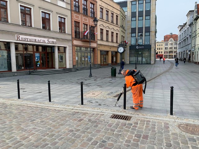 Zaczęło się usuwanie wyplutych gum do żucia ze Śródmieścia Bydgoszczy