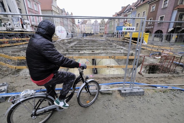 W rejon przebudowywanego Starego Rynku lepiej nie kierować się samochodem, czy nawet rowerem - trwają prace drogowe