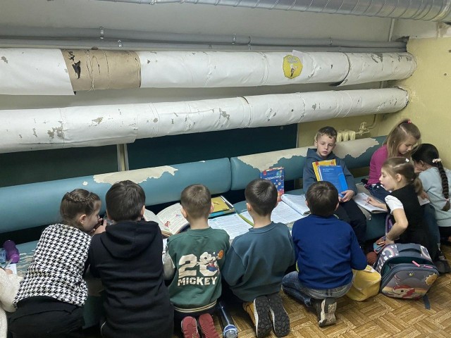 Dzieci uczą się wojny błyskawicznie. Pakują tornistry w szkole i schodzą do schronu. Na zdjęciu schron w Kijowie