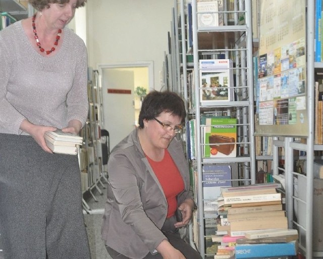 Podczas zeszłorocznej akcji konecka biblioteka wzbogaciła się o setki wartościowych książek. Na zdjęciu wicedyrektor placówki Jolanta Milczarek i bibliotekarka Alicja Skalska