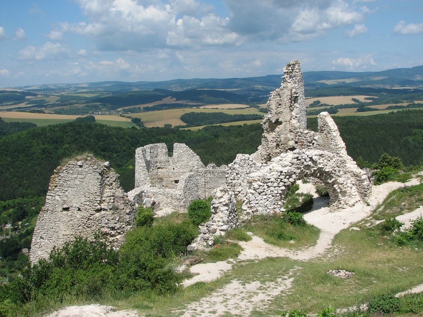 Zamek w Czachticach znajduje się na obszarze dzisiejszej...