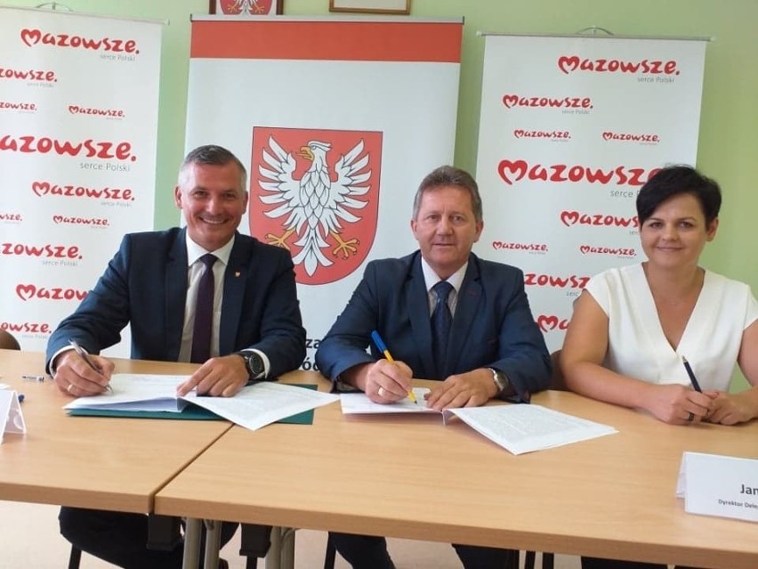 Umowę na przekazanie funduszy podpisali: wicemarszałek Rafał...