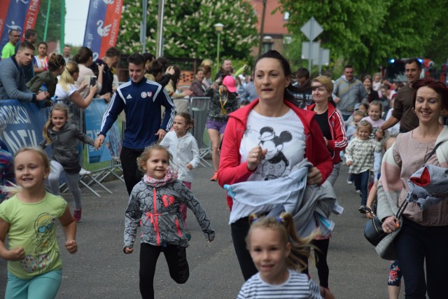 W czwartek, 3 maja, odbył się 26. Bieg Konstytucji w Zbąszynku. Na starcie stanęli zawodnicy w kilku kategoriach, od przedszkolaków poprzez młodzież szkolną do dorosłych. W biegach na 5 i 10 km startowało ponad 550 zawodników.W tym roku przedszkolaki pobiegły w nowej formule. Wszystkie dzieci startowały wspólnie, możliwa była asysta rodziców. Bieg był rekreacyjny a organizatorzy uznali, że najważniejszy jest sam udział i dlatego nie prowadzili klasyfikacji. Zobacz galerię zdjęć przedszkolaków i uczniów.ZOBACZ TEŻ: Wyniki biegów Konstytucji i dekoracja zwycięzców w Zbąszynku [ZDJĘCIA]26. Bieg Konstytucji w Zbąszynku - dystans 5 km [DUŻO ZDJĘĆ]Krzysztof Szymanowski zwyciężył w biegu na 10 km w Zbąszynku [DUŻO ZDJĘĆ]Zobacz też: Bieg po Słońce w Pniewie koło Międzyrzecza