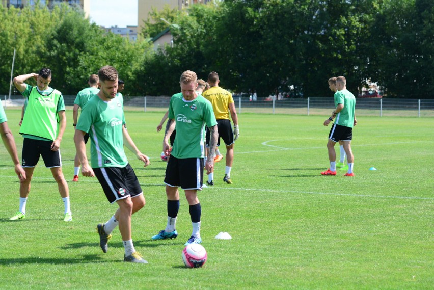 Mateusz Lewandowski (z prawej) po kontuzji wrócił do...