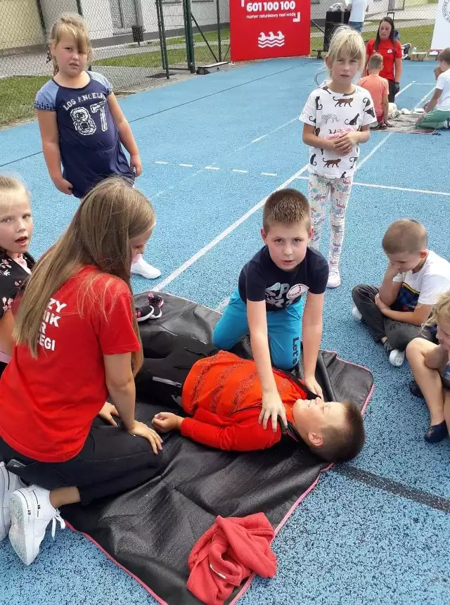Ratownicy z Wodnego Ochotniczego Pogotowia Ratunkowego uczyli uczniów białobrzeskiej szkoły podstawowej pierwszej pomocy przedmedycznej.