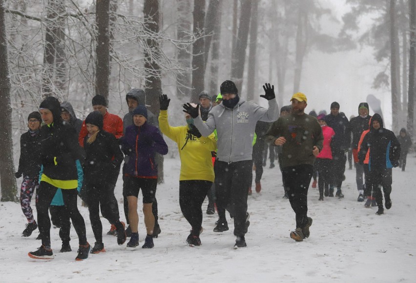 Uczestnicy Parkrunu Toruń pokonali pięć kilometrów w śniegu