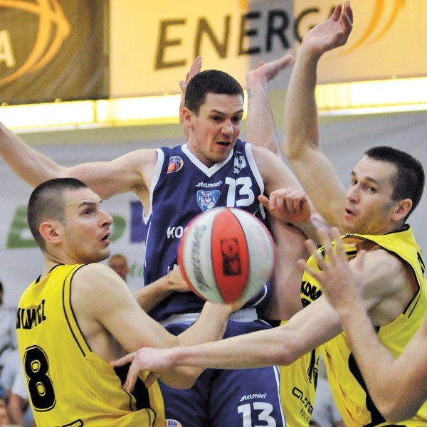 Koszykarze Prokomu (żółte stroje) musieli wydrzeć zwycięstwo w Koszalinie.