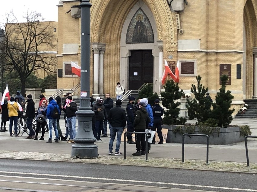 Protest przed łódzką katedrą. Interweniowała policja ZDJĘCIA 