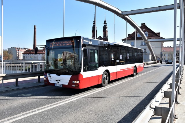 Koronawirus w Opolu. Autobusy Miejskiego Zakładu Komunikacyjnego często kursują bez pasażerów. Przystanki są albo puste, albo czekają na nich pojedyncze osoby.