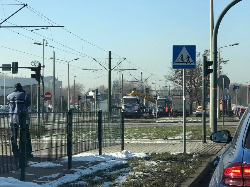 Kraków. Tramwaj wypadł z szyn. Utrudnienia na al. Pokoju trwały dwie godziny ZDJĘCIA