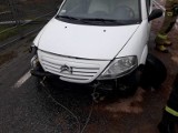 Wypadek w Barcicach koło Starego Sącza. Samochód osobowy uderzył w ogrodzenie posesji 