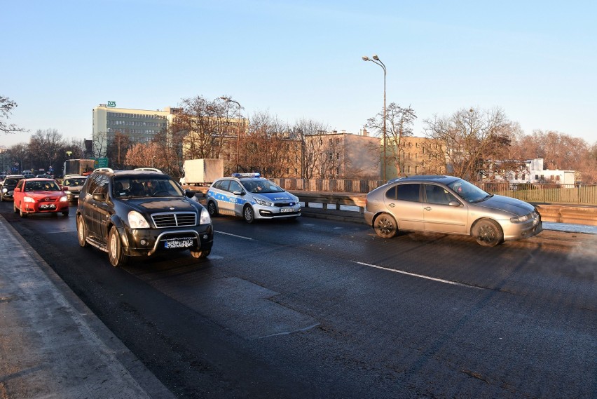 28-letni kierowca opla nie zachował ostrożności i najechał...