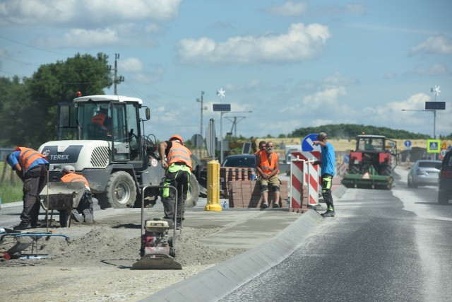 Na drogach wojewódzkich praca wre, ale nie tak jak każdy z nas by sobie tego życzył – brakuje rąk do pracy i materiałów, kumulują się opóźnienia.