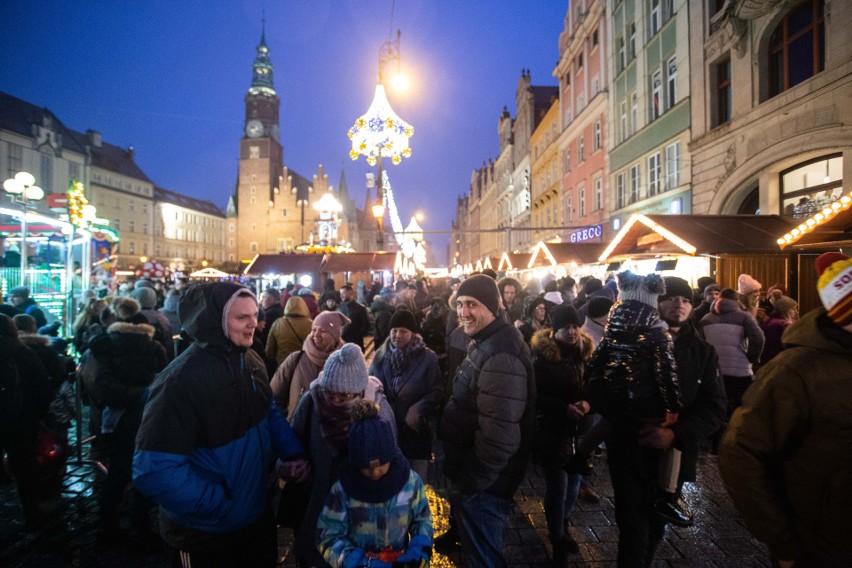 Tłumy na wrocławskim jarmarku bożonarodzeniowym w weekend...