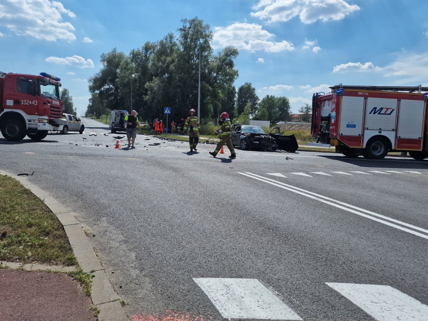 Groźny wypadek samochodowy na ul. Mieszka I w Koszalinie. Trzy osoby poszkodowane [ZDJĘCIA]