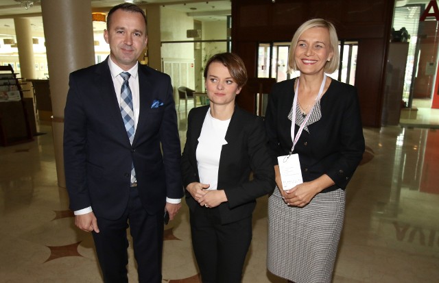Poseł Michał Cieślak, minister Jadwiga Emilewicz i Renata Janik, doradca wicepremiera Jaroslawa Gowina.