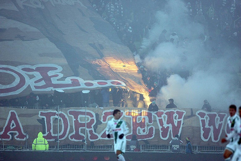 Kontrowersje po meczu Lechia-Legia. Na sektorówce wizerunki powieszonych polityków
