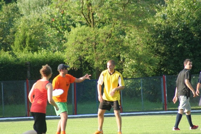 Trening frisbee na boisku