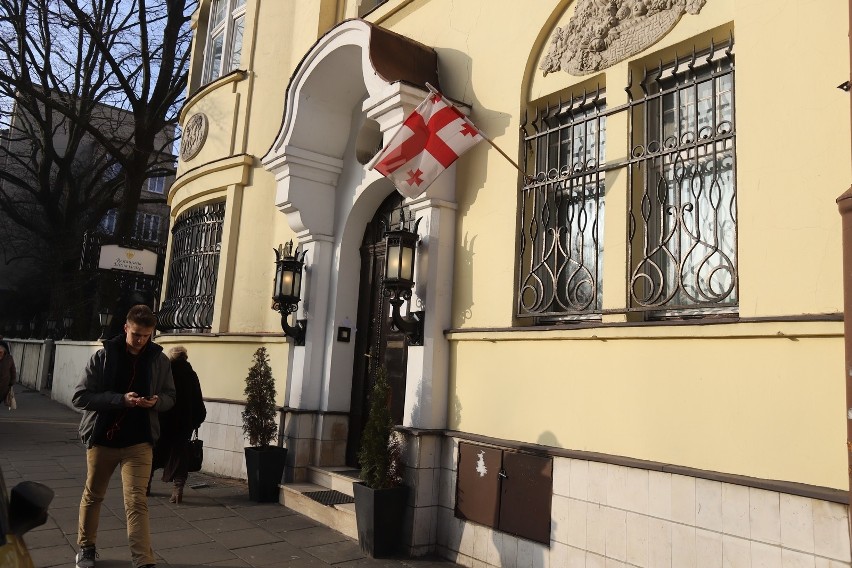 Flaga Gruzji nad zabytkową willą Rassalskiego w Łodzi