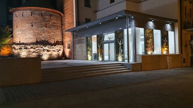 Na przeszklonych ścianach Multimedialnego Centrum Artystycznego obok skweru przy ul. Wałowej moża oglądać wystawę neowitraży tarnowskiego artysty - Piotra Barszczowskiego. W nocy jest ona podświetlana