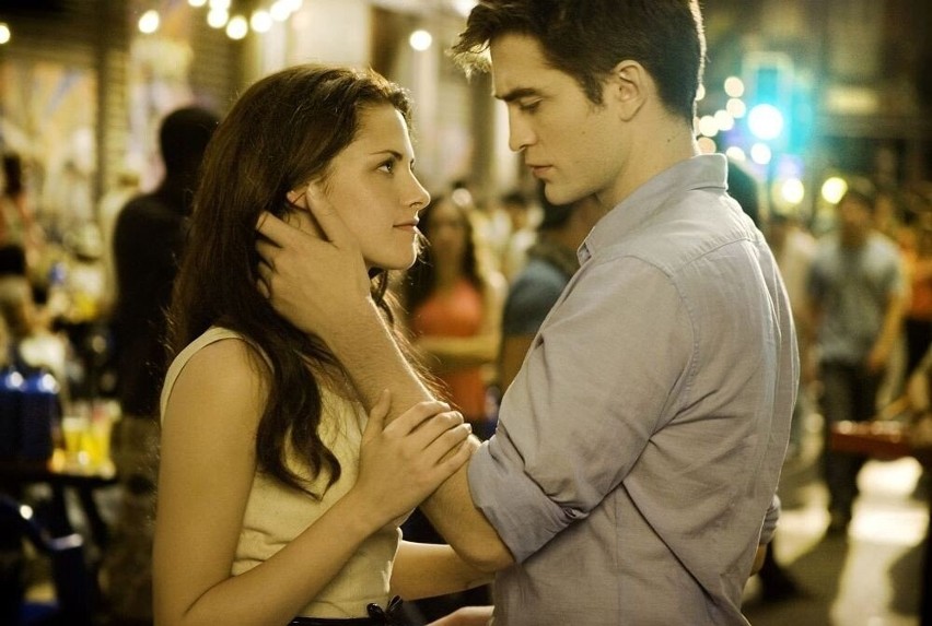 Bella i Edward wyjeżdżają w podróż poślubną. Wkrótce Bella...