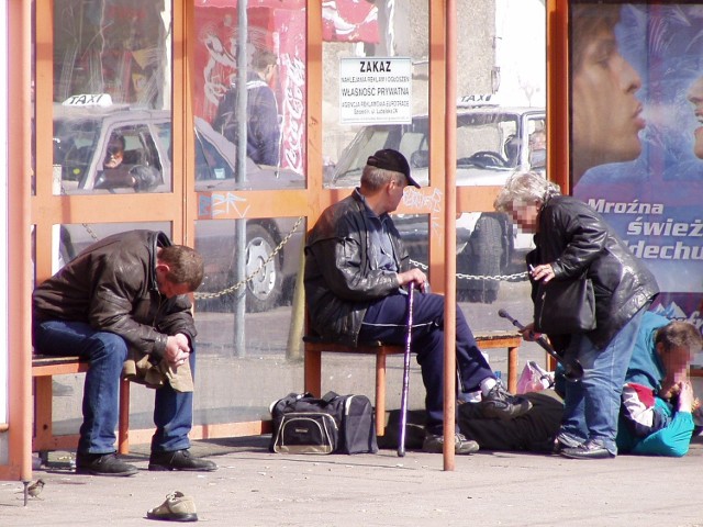 Przystanki tramwajowe przy ulicy Kolumba są oblegane przez grupy pijanych i agresywnych osób.