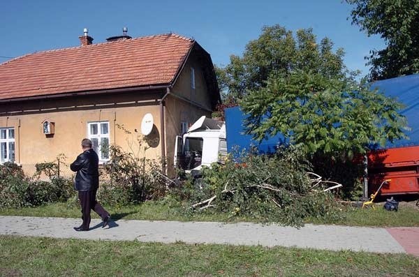 TIR wjechal w domW sobote, po godz. 10, na ulicy Lwowskiej w Jaśle, TIR na rumunskich numerach rejestracyjnych uderzyl w dom.