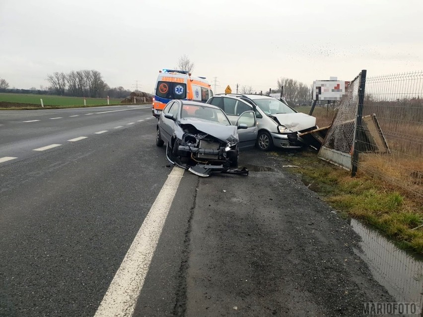 Wypadek na Krapkowickiej w Opolu. Opel corsa zderzył się z fordem galaxy. Trzy osoby są poszkodowane w wypadku na krajowej 45