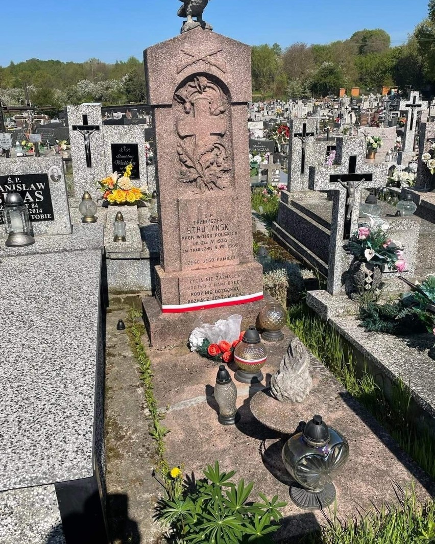 Harcerze z Dwikóz oznaczyli wstążeczkami na cmentarzu groby walczących w obronie Ojczyzny. Piękny gest. Zobaczcie zdjęcia