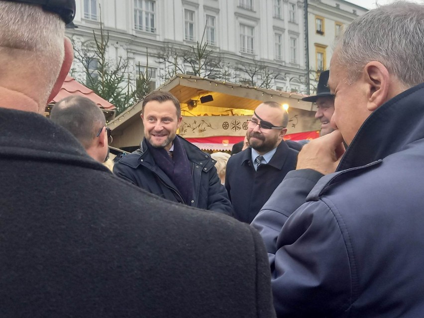 Deszczowa aura nie odstraszyła turystów i mieszkańców. Tłumy na otwarciu Jarmarku Bożonarodzeniowego