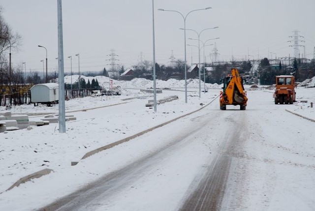 Jeszcze w tym roku kierowcy mieli jeździć przedłużoną ul. Świętokrzyską. Niestety, zima przeszkodziła drogowcom w dokończeniu prac. 