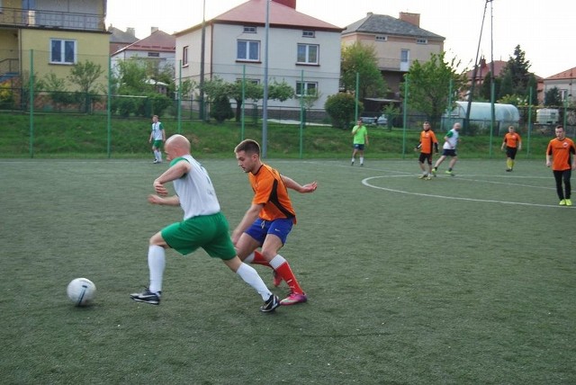 Fragment meczu wySTRUGani – Techform. Przy piłce Grzegorz Rajdek (biała koszulka, Techform), atakuje go Dominik Murias.