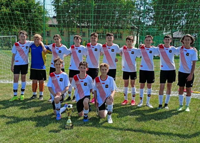 Zwycięsko zakończyli sezon zawodnicy Słupskich Byków. Drużyna Junior D1 rocznik 2010/2011 zakończyła ligę sezonu 2022/23 na 1 miejscu uzyskując awans do ligi wojewódzkiej Pomorskiego Związku Piłki Nożnej, natomiast zawodnicy Juniora B2 rocznik 207/2008zostali wiceliderem rozgrywek.