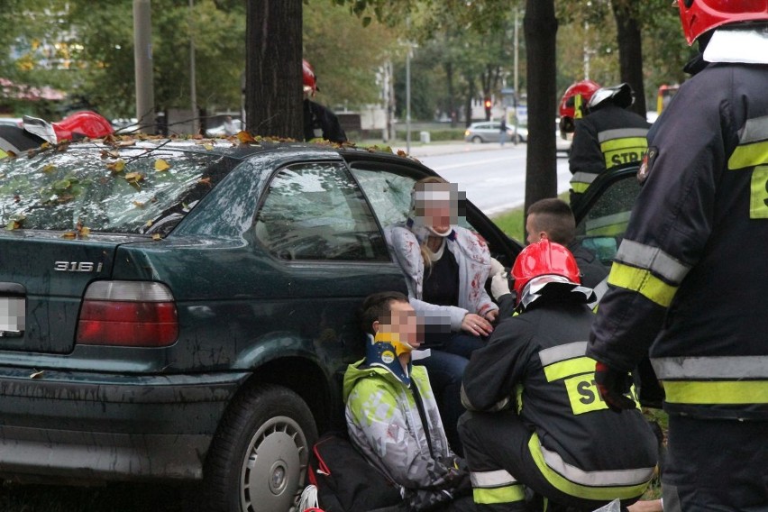 Wypadek na Zachodniej. BMW uderzyło w drzewo 