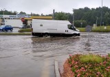 Gwałtowne ulewy w Jastrzębiu-Zdroju zalały całe miasto. Domy i drogi są podtopione. Strażacy mają pełne ręce roboty