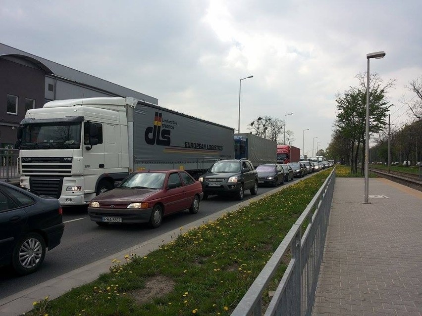 Wrocław: Potężny korek na Lotniczej. Wszystko przez wypadek na AOW [FOTO]