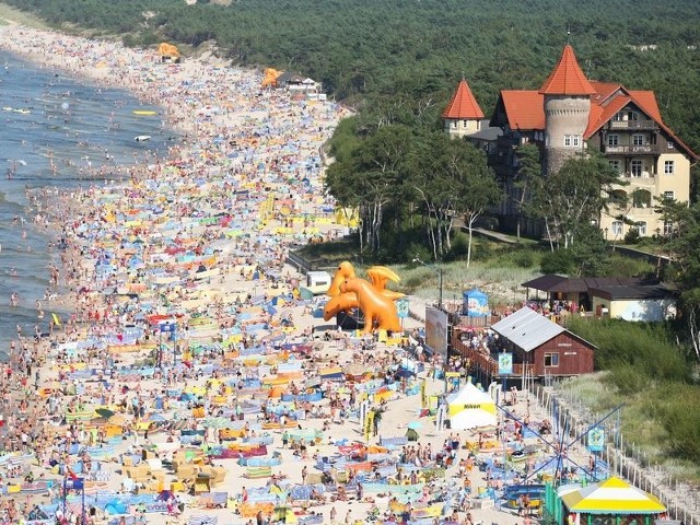 Plaża w Łebie w sezonie jest zwykle zatłoczona. Na zdjęciu w sierpniu. 