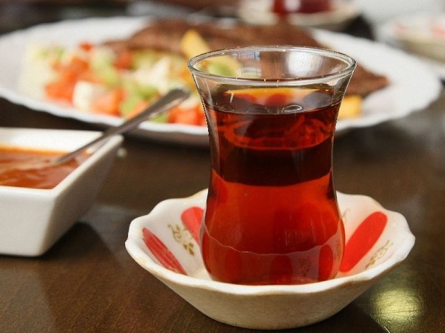 Do każdego dania w kieleckiej Antalyi klienci otrzymują aromatyczną turecką herbatę w charakterystycznych niewielkich szklaneczkach.