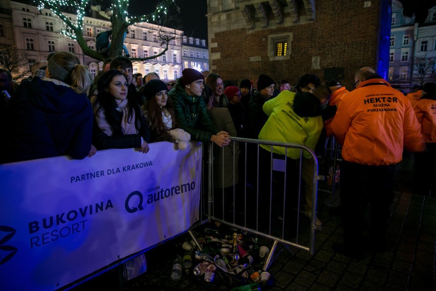 Sylwester 2017 Kraków. Gwiazdy roztańczyły Rynek Główny. Na scenie Kasia Moś, Natalia Nykiel i Bovska [ZDJĘCIA]