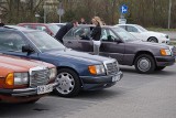 Zlot fanów motoryzacji w Bydgoszczy. Mercedesy zaparkowały przed Galerią Glinki [zdjęcia, wideo]