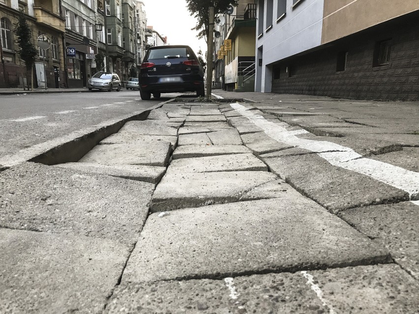 W centrum Słupska będą remontować chodniki. Niektóre z nich są w bardzo złym stanie [ZDJĘCIA]