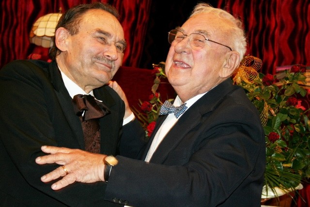 Zmarły wczoraj Kazimierz Piwkowski (z prawej) z Tadeuszem Malakiem - aktorem, reżyserem, przyjacielem i także żninianinem.