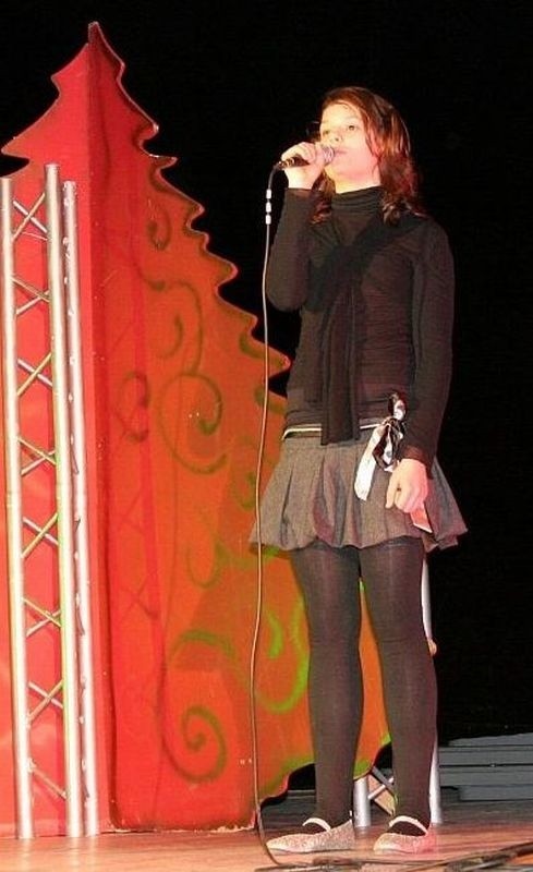 Na scenie Paulina Bernasiewicz z V A w Zespole Szkół Społecznych imienia Małego Księcia w Tarnobrzegu, która zdobyła wyróżnienie w I Wewnątrzszkolnym Konkursie Piosenki Polskiej.