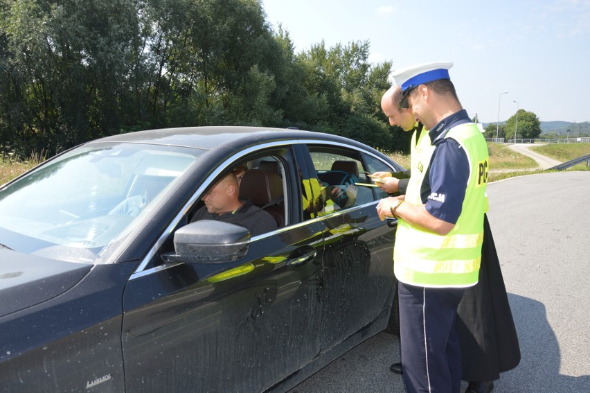 Wielka Wieś. Nietypowy patrol drogówki. Policjantom towarzyszył ksiądz [ZDJĘCIA]