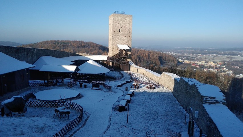 Zamek Królewski w Chęcinach otwiera swoje bramy dla turystów! Ależ magicznie prezentuje się w zimowej scenerii! Zobaczcie zdjęcia