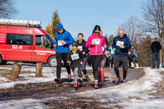 Niemal 200 osób wzięło udział w "Biegu charytatywnym dla Kubusia”, zorganizowanym 21 lutego 2021 na terenie Folwarku Zalesie w Grajowie (gmina Wieliczka). Celem wydarzenia było wsparcie powrotu do zdrowia 13-letniego Kuby Janusa, cierpiącego na nowotwór