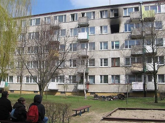Dwie osoby z płonącego mieszkania na brodnickim blokowisku przewieziono do szpitala